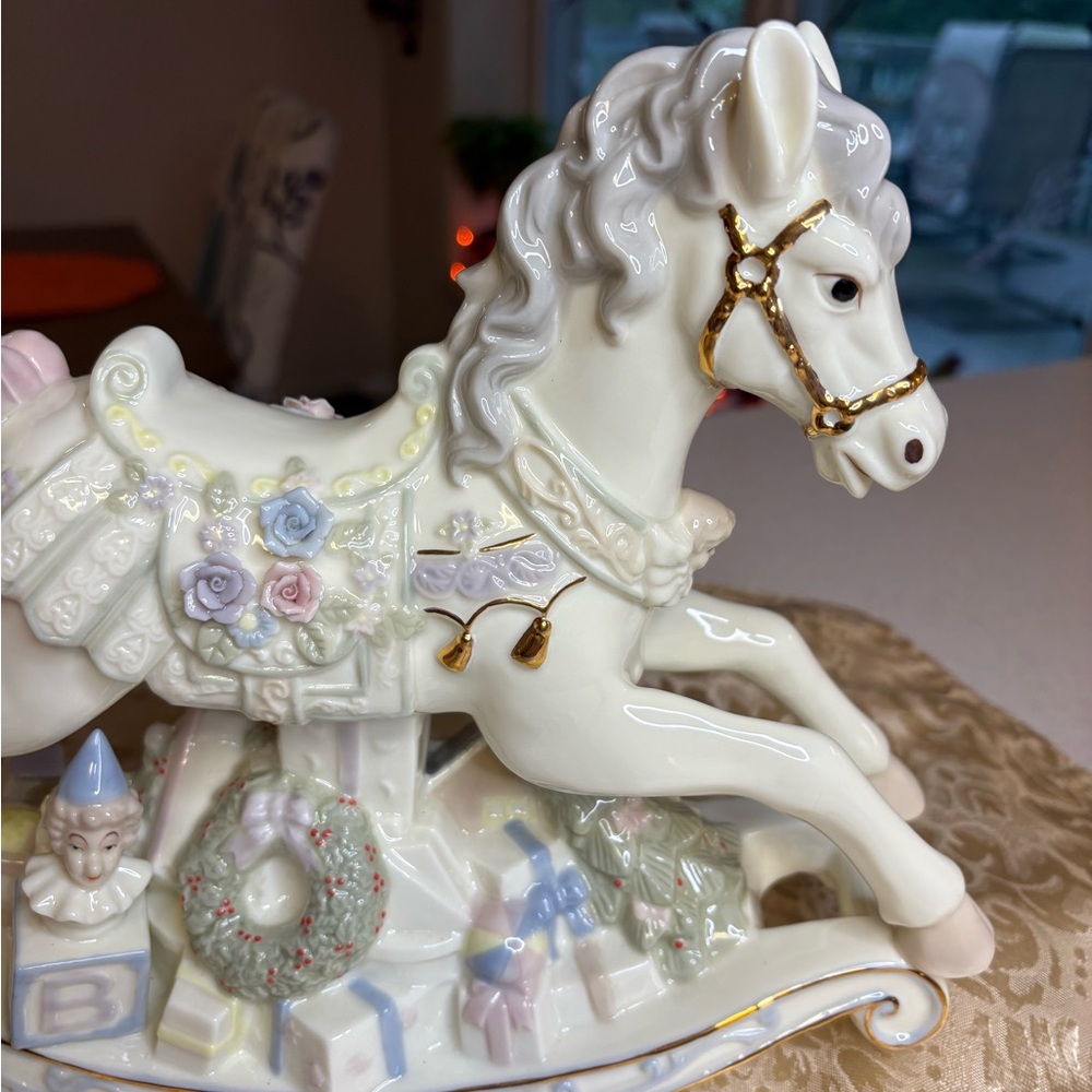 Vintage Sankyo Christmas Musical Rocking Horse made with 24 k gold accents. - Picture 4 of 15